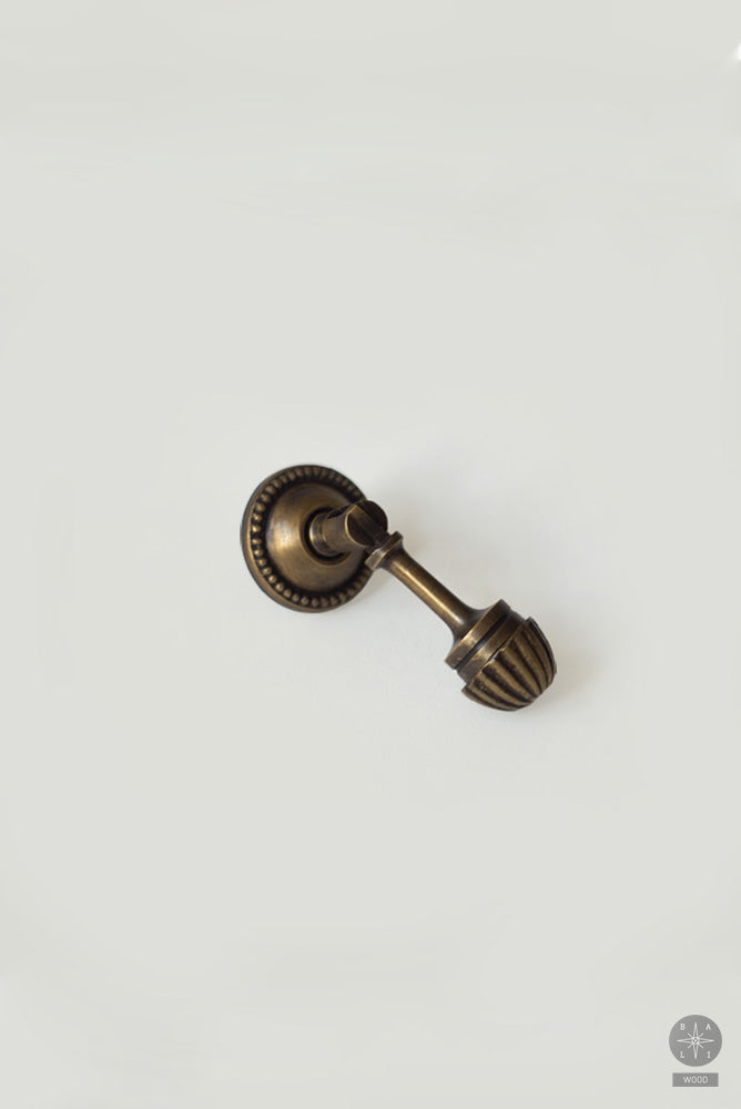 Hanging bronze knob