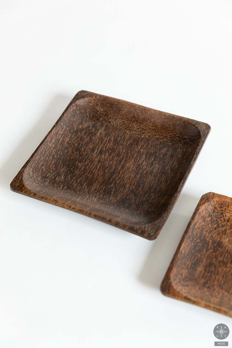 Square plate made of palm wood