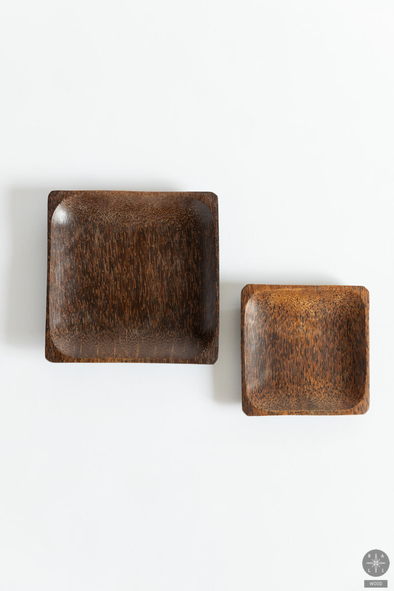 Square plate made of palm wood