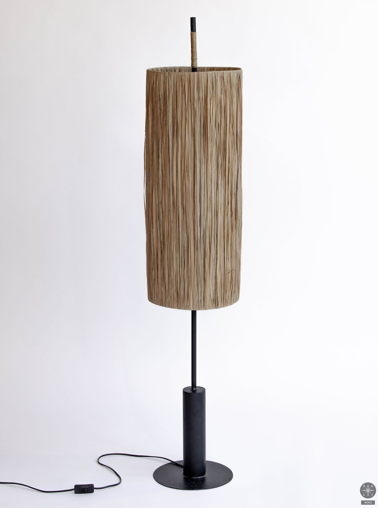 Floor lamp with a raffia lampshade