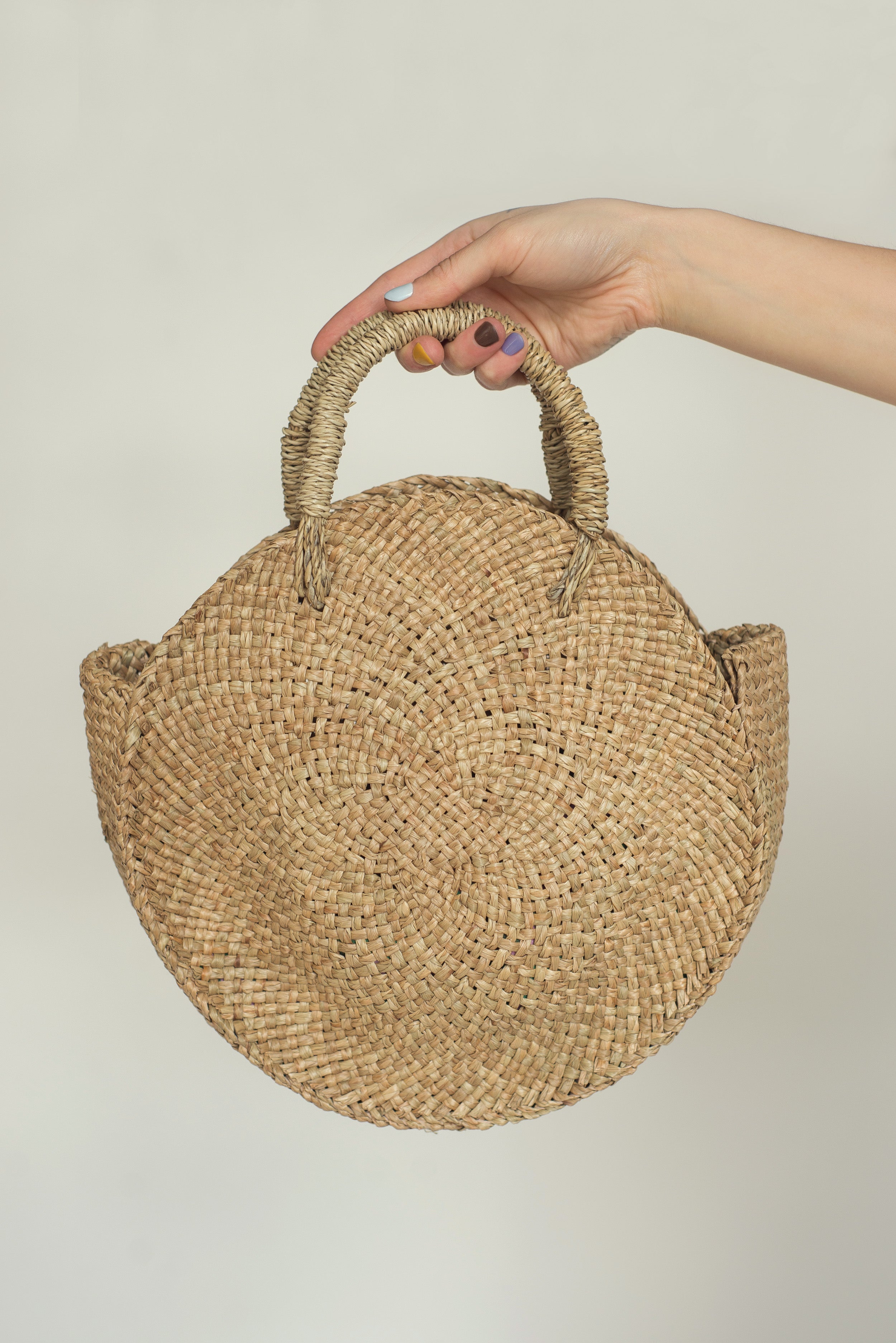 Small round braided handbag made of pandan leaves